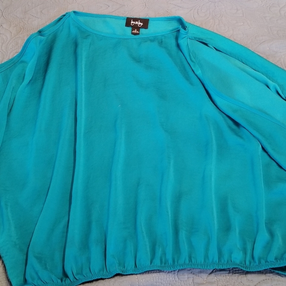 By & By boutique Butterfly style top - Picture 3 of 6